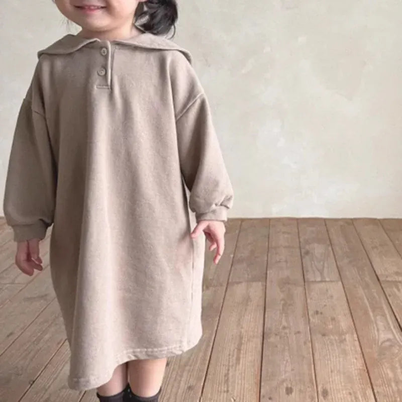 キッズワンピース、ベージュのセーラーカラー風長袖ポロワンピ。ボタン付き