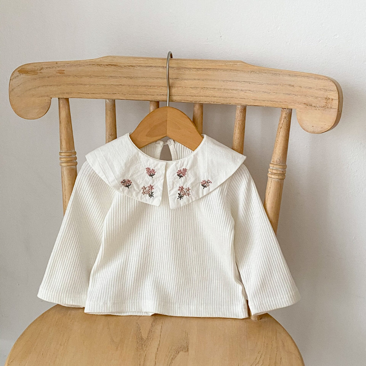 きのこ刺繍ニットカーディガン(えり付き) クリーム系、前立てボタン、赤い柄