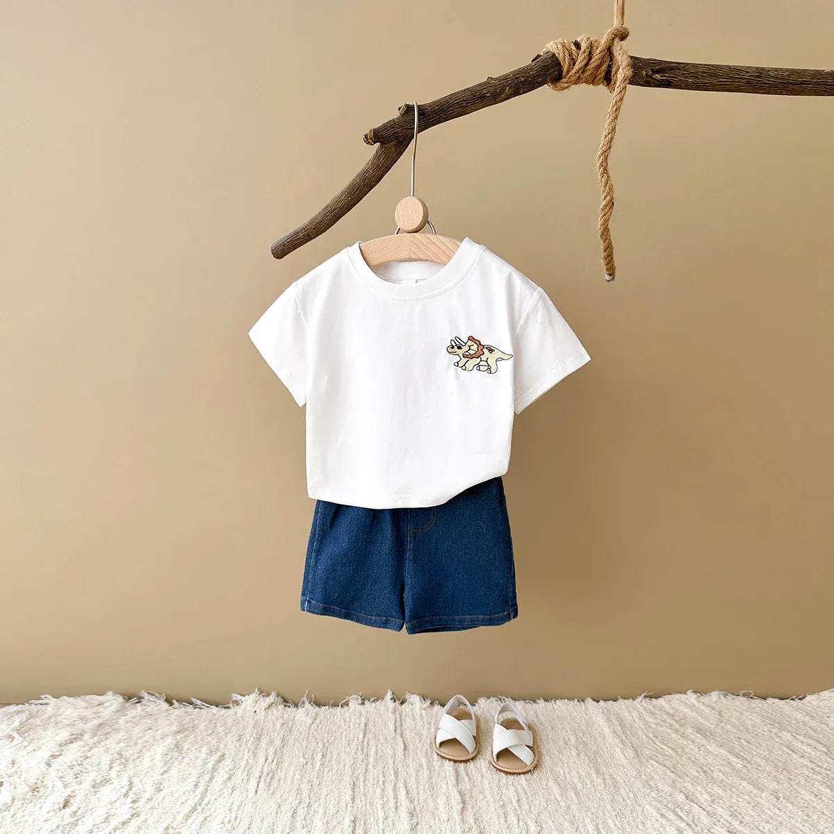 恐竜刺繍入り白Tシャツと青デニムショートパンツのベビー2点セット