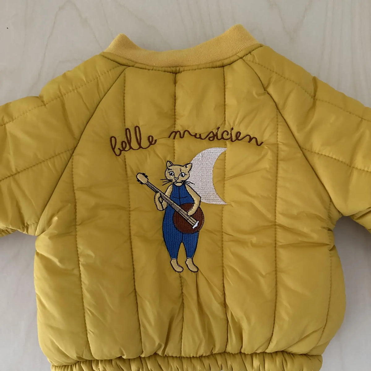 ベビーキッズ キルティングブルゾン イエロー 背面のネズミとギター刺繍