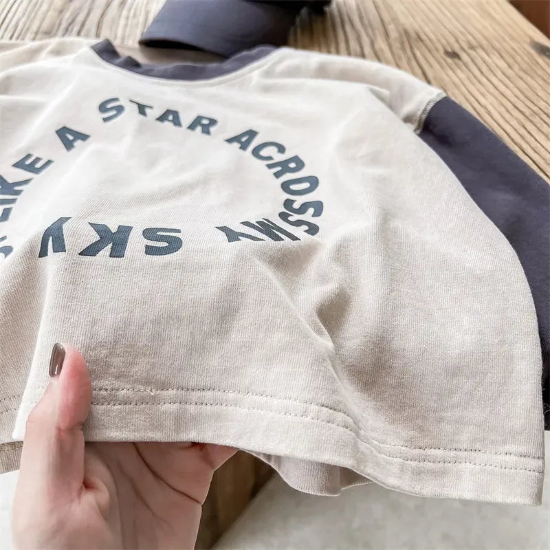 キッズ用バイカラー長袖Tシャツ、ロゴ入りの裾付近と袖口の折り返し