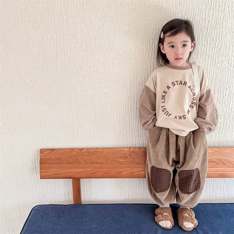 キッズ用バイカラー長袖Tシャツ着用イメージ、ベージュ×ネイビーのロゴ入り