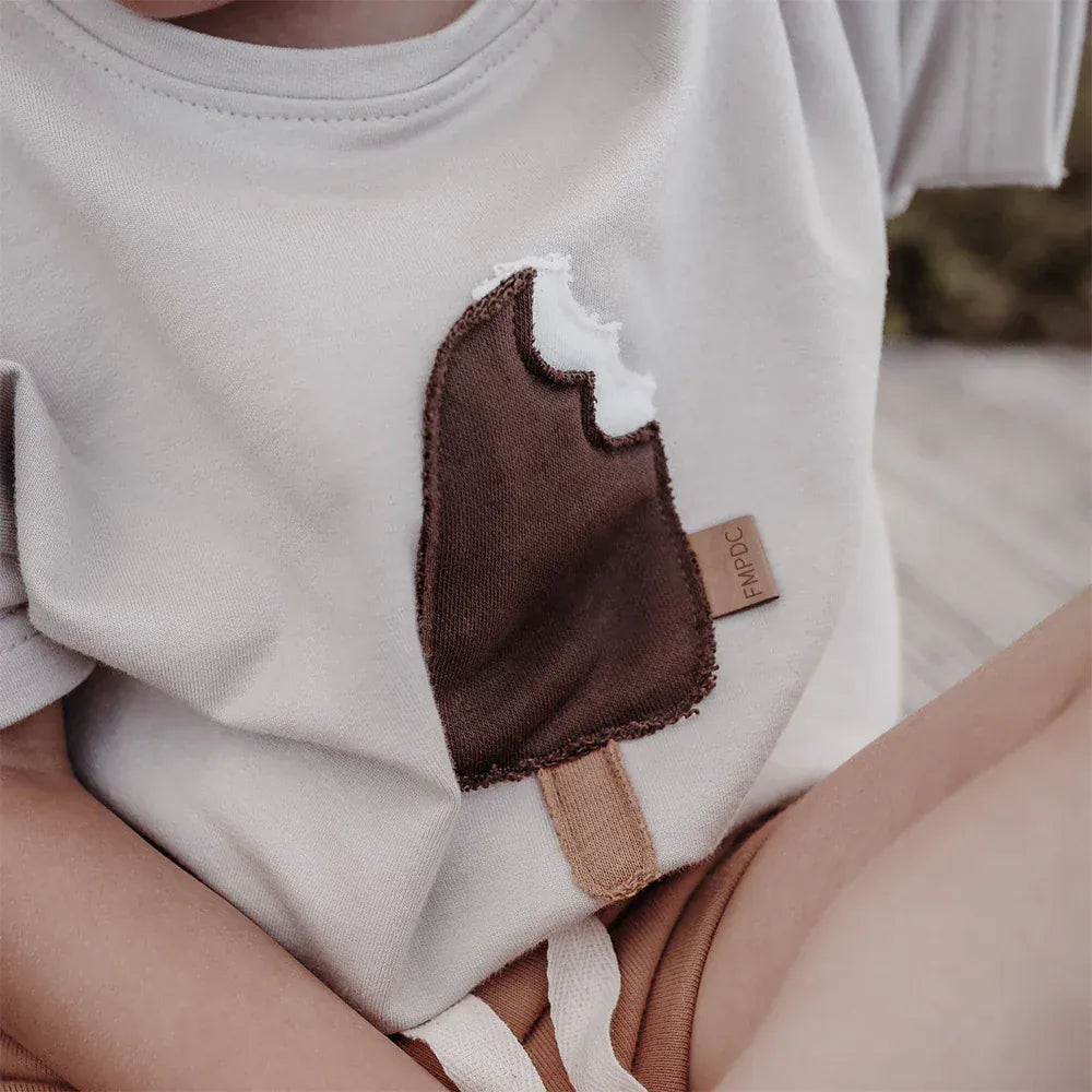 ベビー用半袖Tシャツ 薄いグレー、アイスモチーフの刺繍アップリケ
