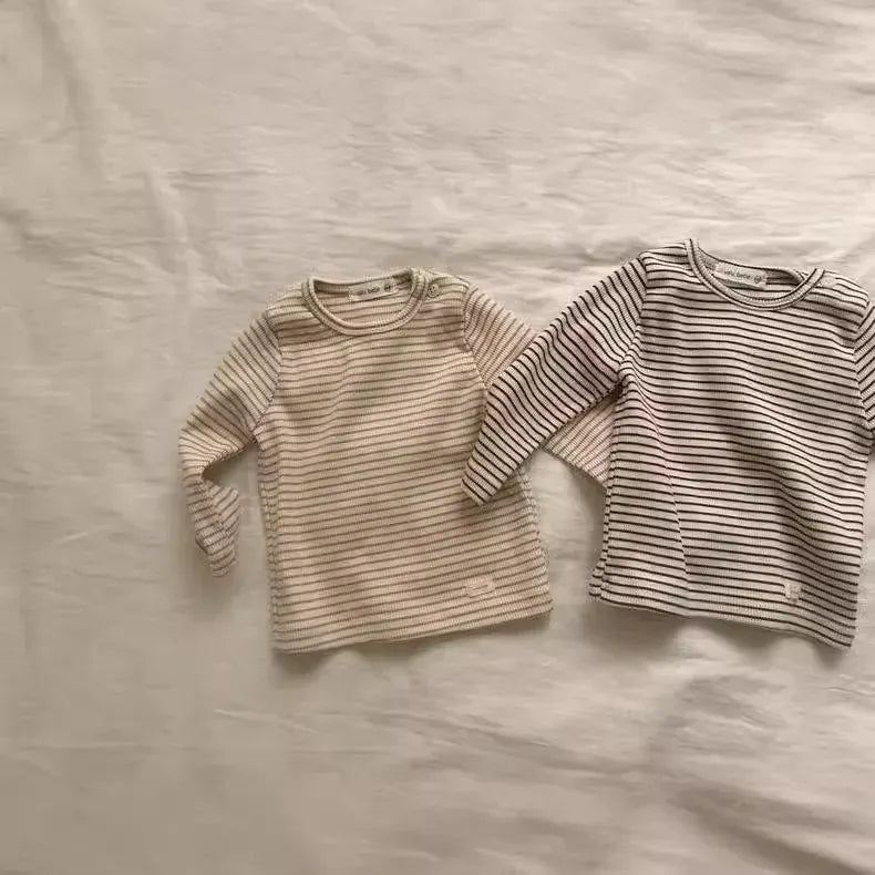 ベビー用ボーダー長袖Tシャツ2枚(ベージュ系と濃いストライプ)