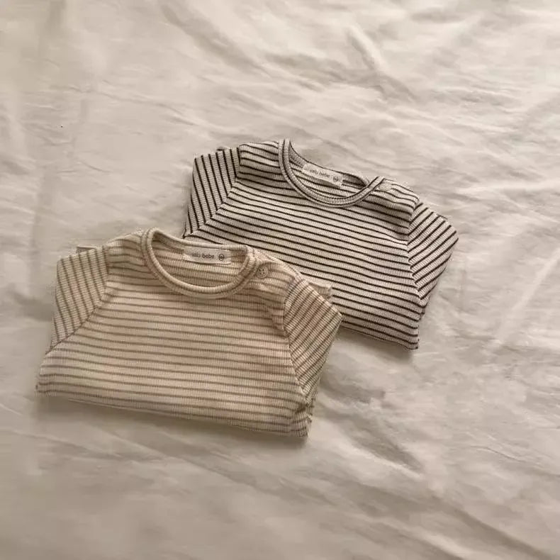 ベビー用ボーダー長袖Tシャツ2枚(薄いベージュ系・濃いボーダー)