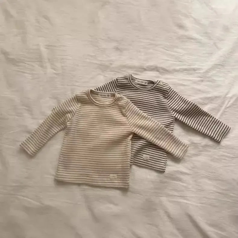 ベビー用ボーダー長袖Tシャツ2枚(ベージュ系と濃いストライプ)