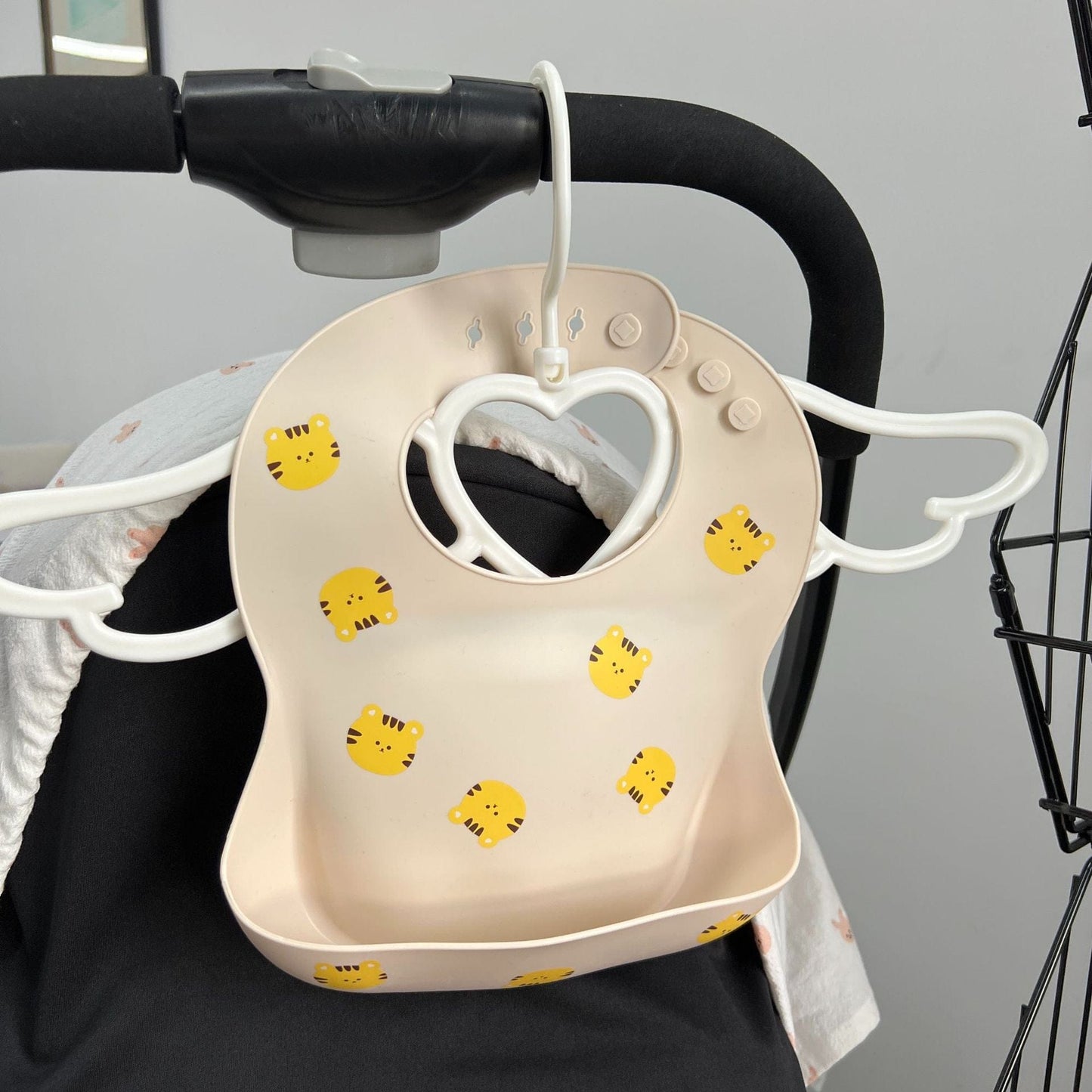 お食事エプロン tiger 1 / One Size ベビー ビブ 防水 クマ シリコン エプロン スタイ お食事エプロン ポケットエプロン【mh0001778】