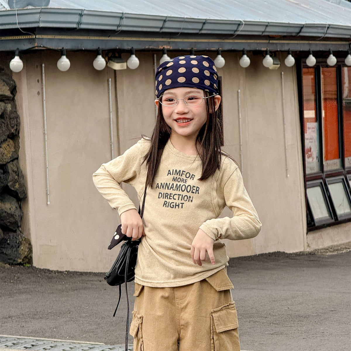 長袖クルーネック スウェット(淡いベージュ)。胸元のロゴプリント