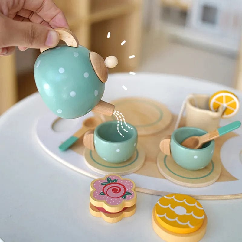 木製ティーポット まわりにカップと茶器 小さなトレー飾り