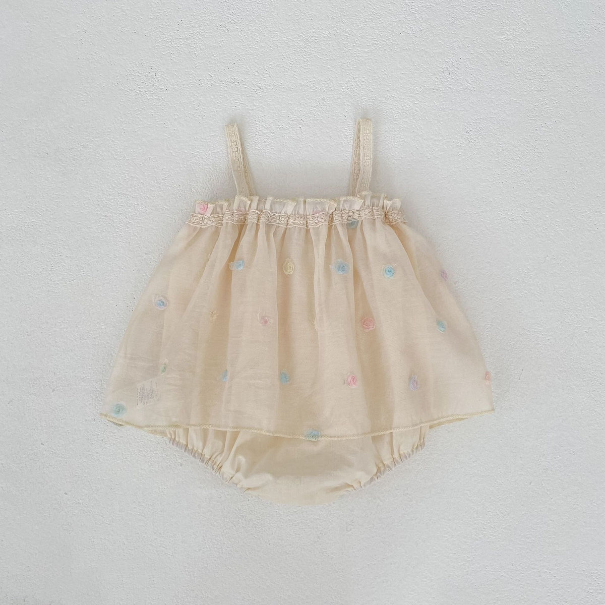 アプリコット色キャミソールロンパース、シフォン風フレアと花柄の小さな刺繍