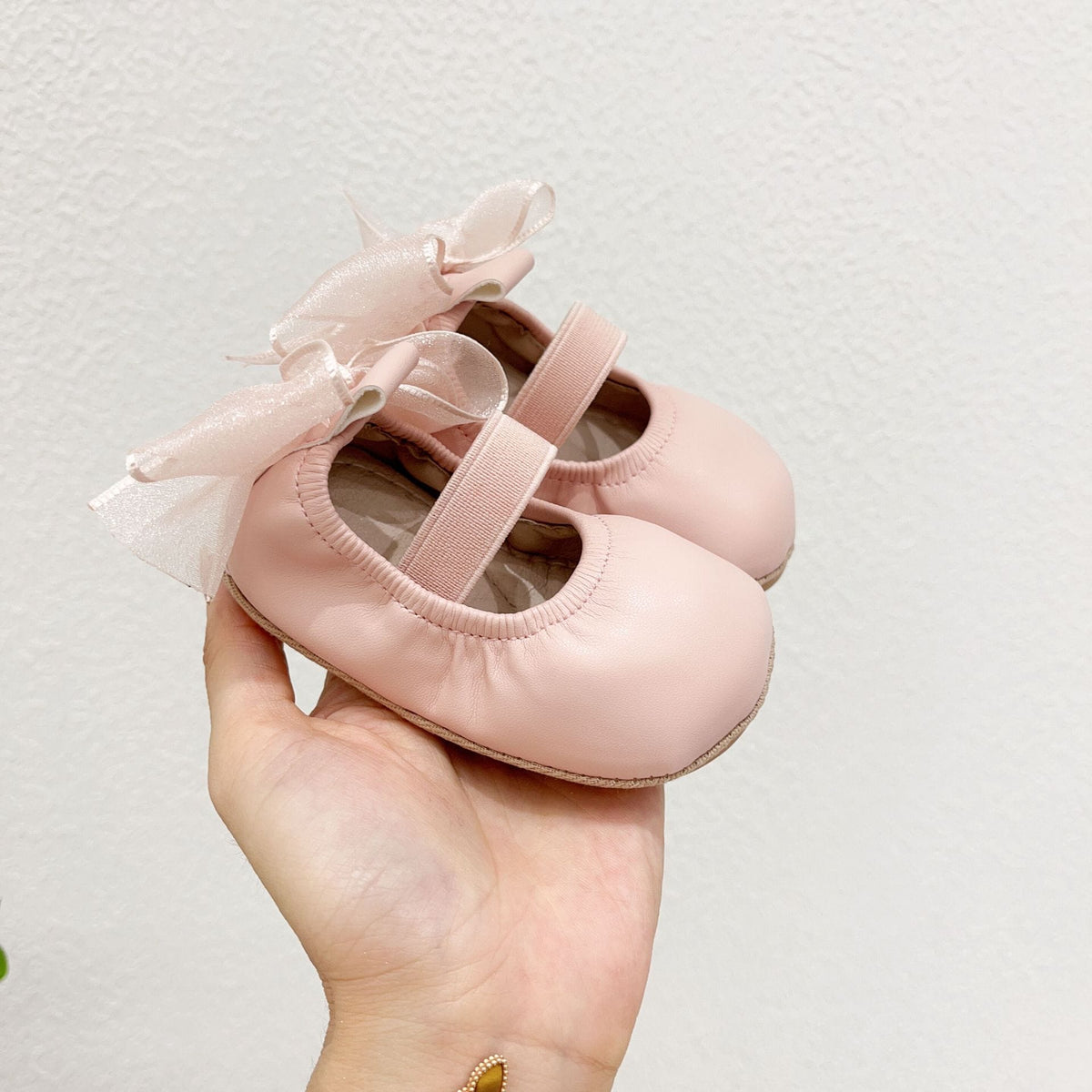 淡いピンクのリボン付きベビーソフトシューズ(ストラップ、丸いつま先)