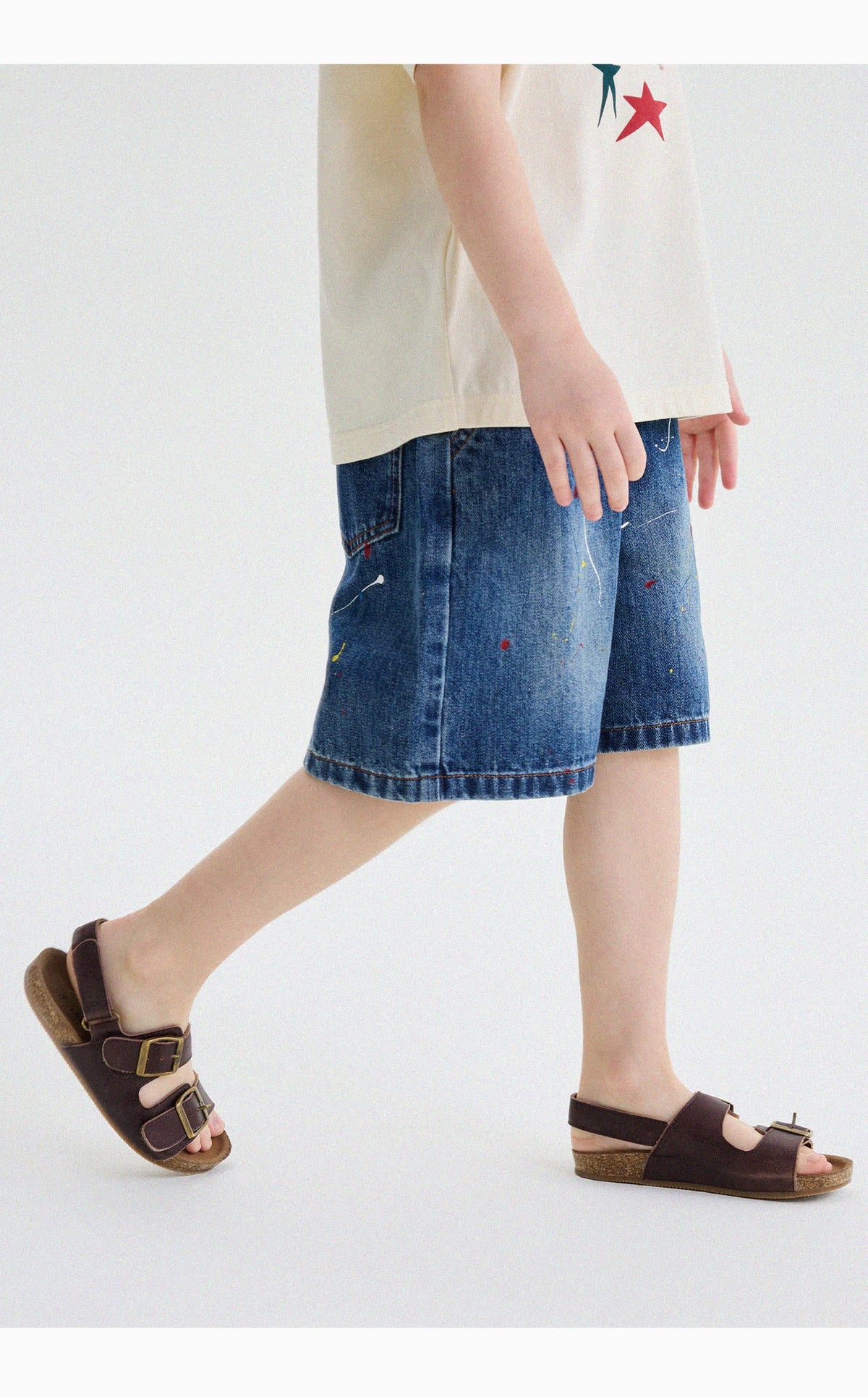 デニムハーフパンツの裾周り、カラフルなスプラッシュペイント