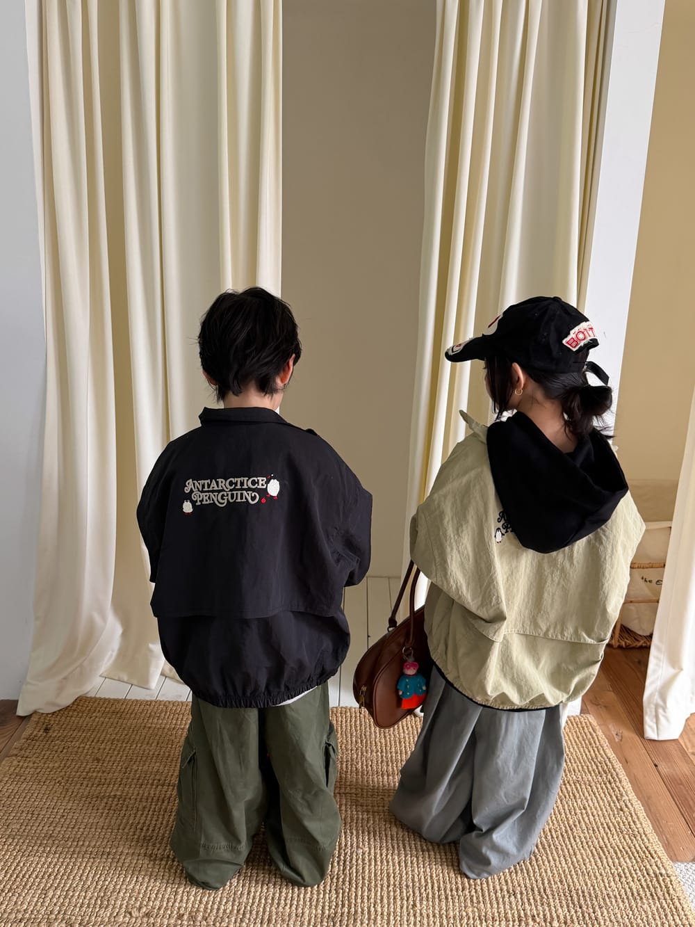 キッズ用ジップアップブルゾン(黒)背面ロゴと後ろジップ、ゆったりシルエット