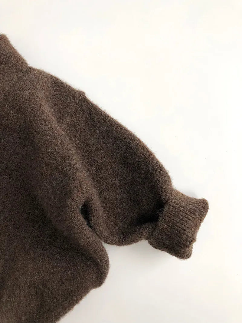 キッズ用ニットポロセーターの袖口アップ(ダークブラウン)
