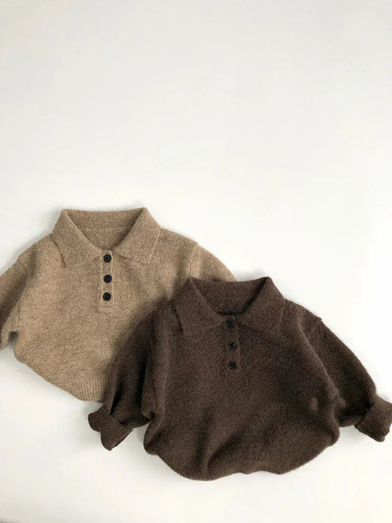 キッズ用ニットポロセーター、カーキとダークブラウンを並べた商品写真