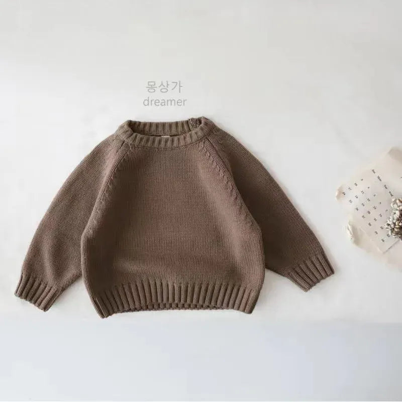 キッズ用ニットセーター(ブラウン)。リブ編みの首元と裾、ゆったりした袖。