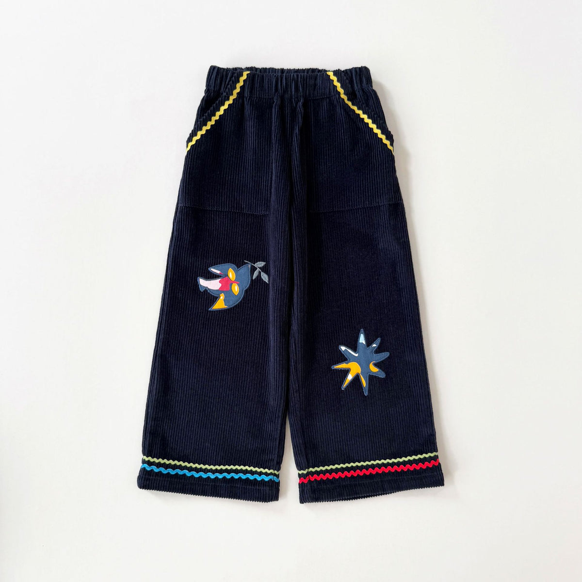 コーデュロイのキッズワイドパンツ。紺地に小鳥や星の刺繍、配色ラインの裾