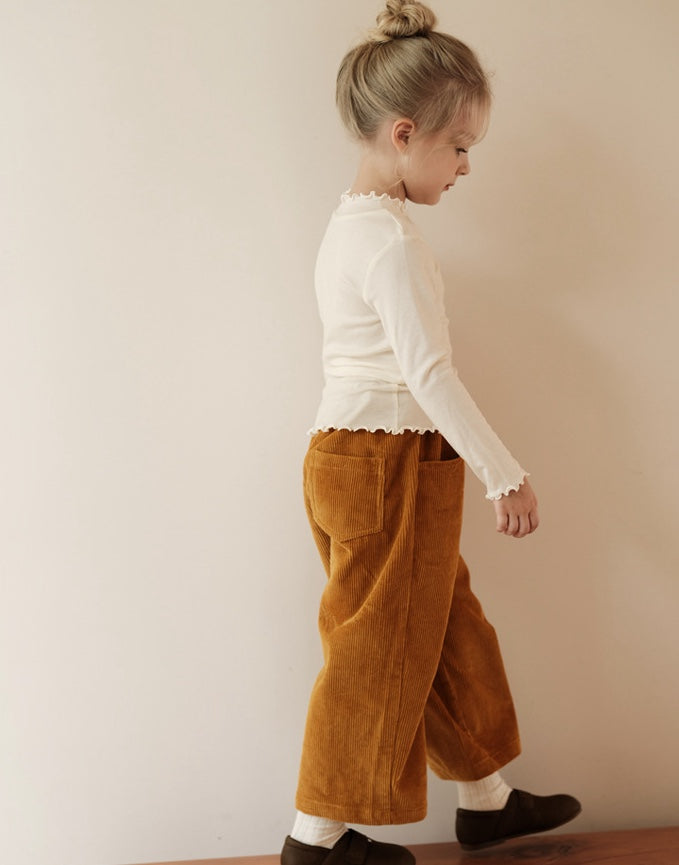 キッズ用ワイドパンツ、アンバー色。ゆったりシルエットのウエストゴム