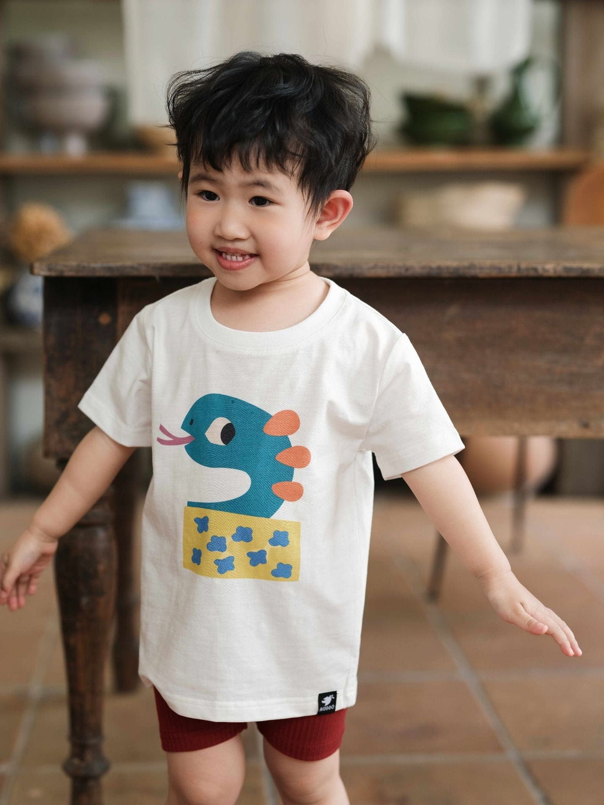 白の半袖Tシャツ、フロントにカラフルな動物プリント