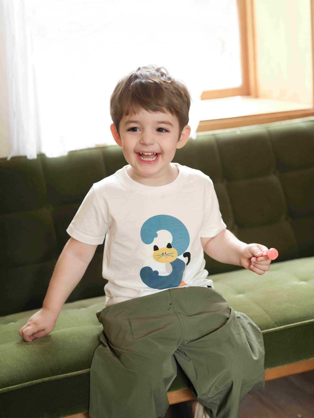 白の半袖Tシャツ、フロントに青いペンギンプリント