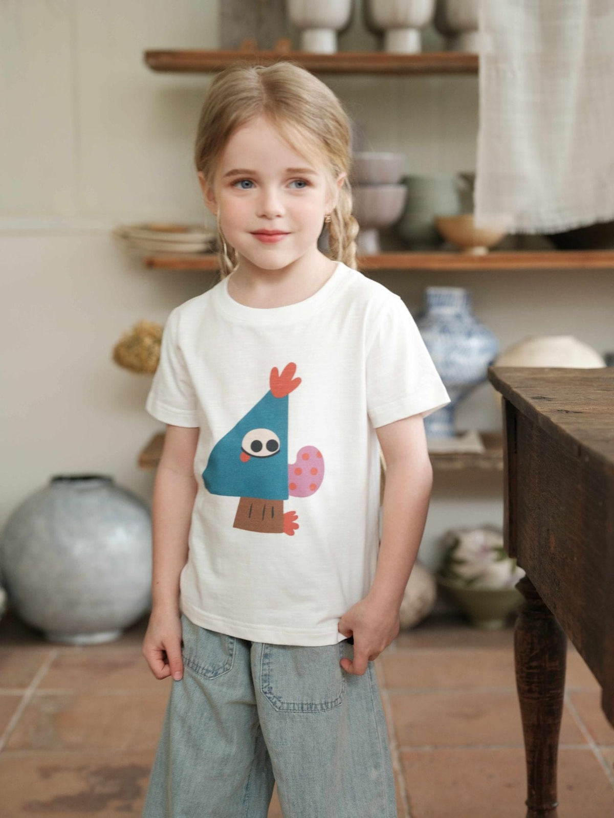 白の半袖Tシャツ、フロントに水色の鳥プリント
