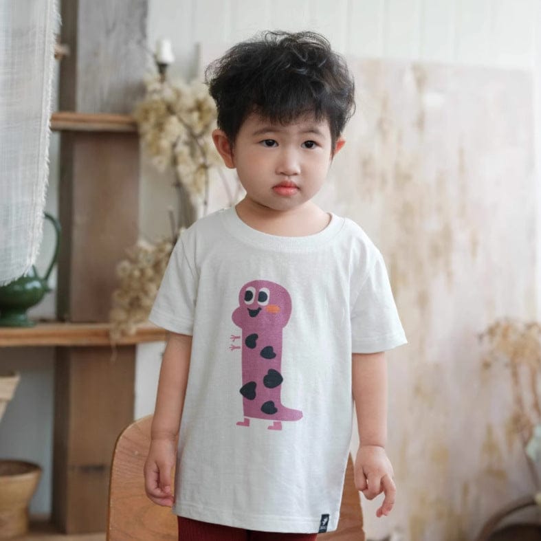 白の半袖Tシャツ、フロントにピンクのキャラクタープリント