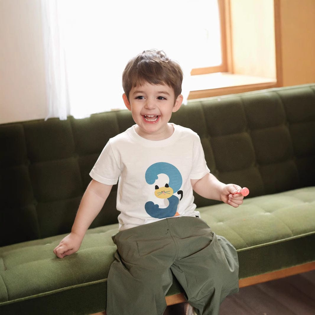白の半袖Tシャツ、フロントに青いペンギンプリント