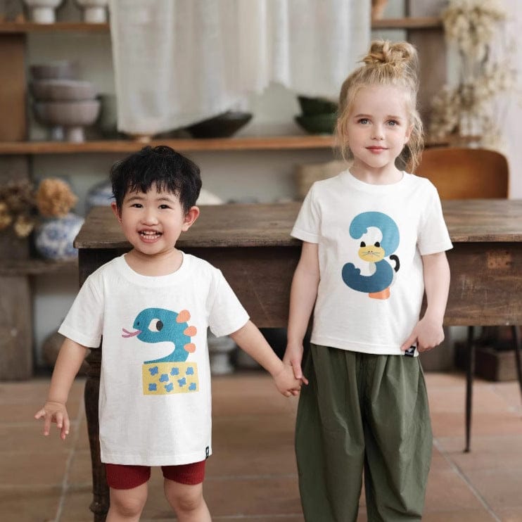 白の半袖クルーネックTシャツ、フロントに青い動物プリント