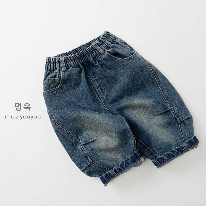 ダークブルーのデニムパンツ、斜め前から、伸縮ウエストと前ポケット、ゆったり