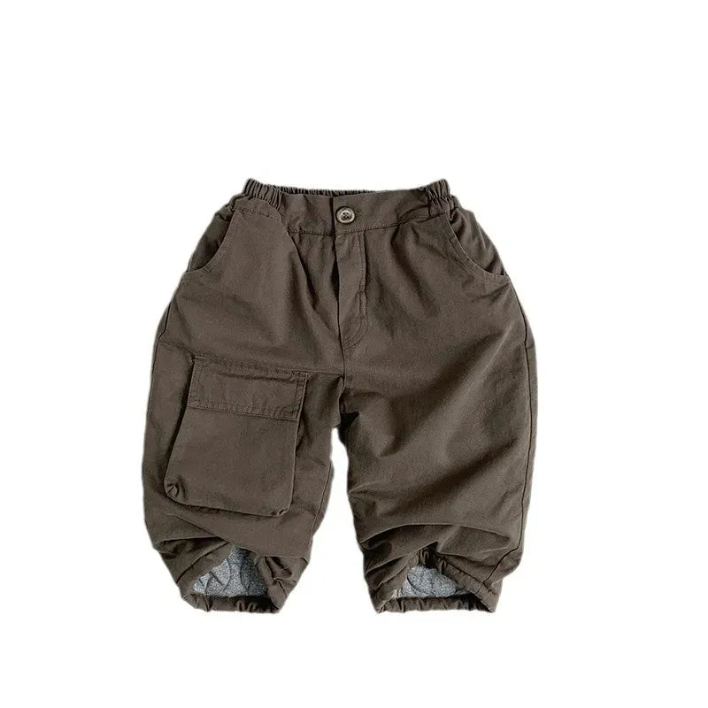 ブラウンのキッズ防寒カーゴロングパンツ、フロントボタンとカーゴポケット