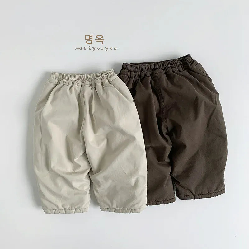 ブラウン・ライトカーキのキッズ防寒カーゴパンツ、ゴムウエストとサイドポケット