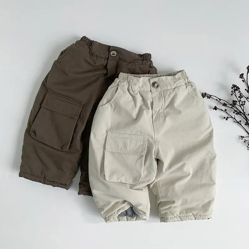 ブラウンとアイボリーのキッズ防寒カーゴロングパンツ、パデッド風とポケット付き