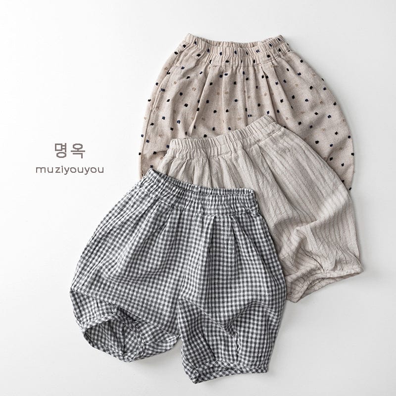 ベージュドット柄とグレーギンガムチェック柄の子ども用ショートパンツ2枚、総ゴム
