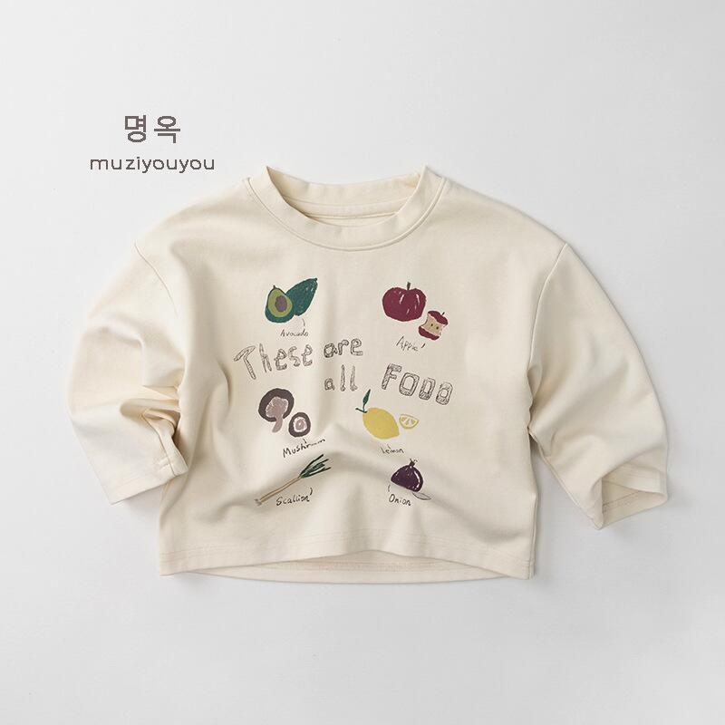 生成り色の長袖Tシャツ、前面にフード風のカラフルプリント