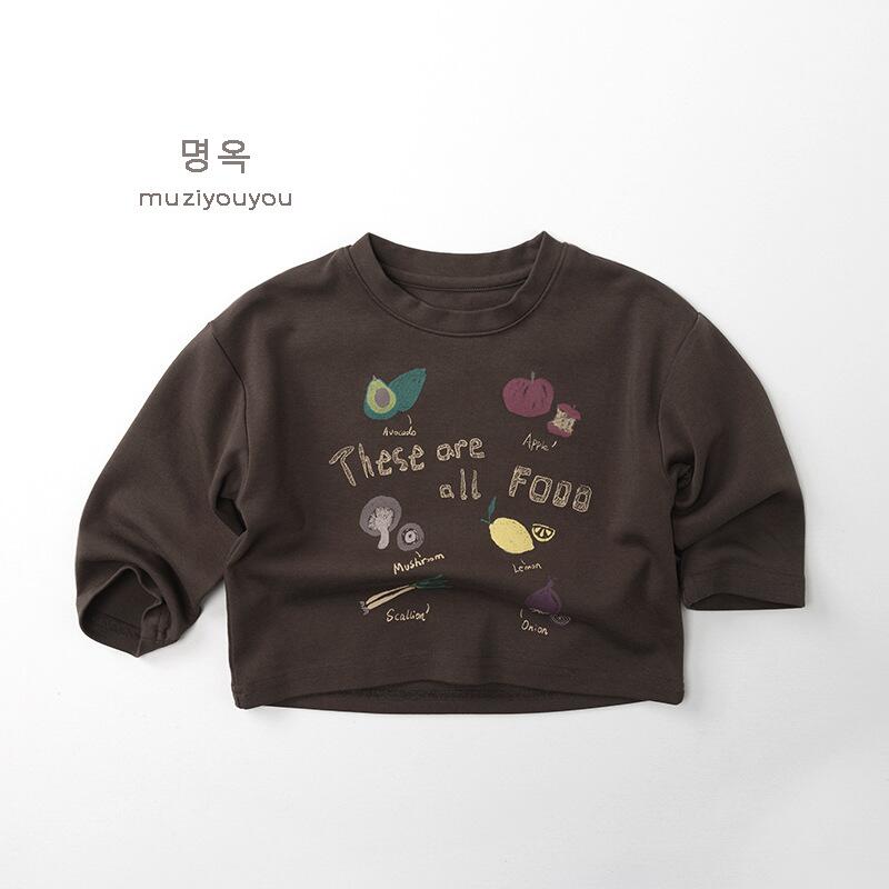 ダークブラウンの長袖Tシャツ、前面にフード風のカラフルプリント