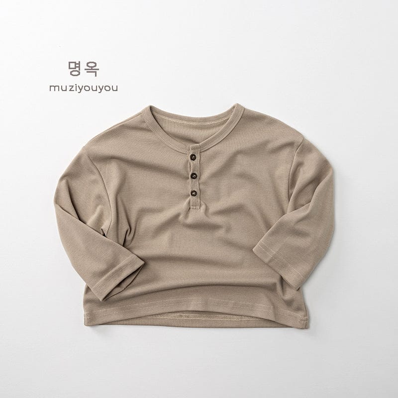 カーキ色の長袖ヘンリーネックTシャツ、前立てボタン