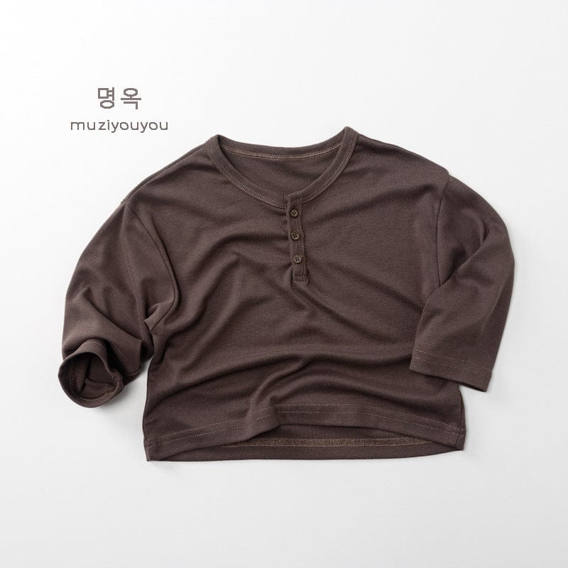 ダークブラウンの長袖ヘンリーネックTシャツ、ボタン3つ付き