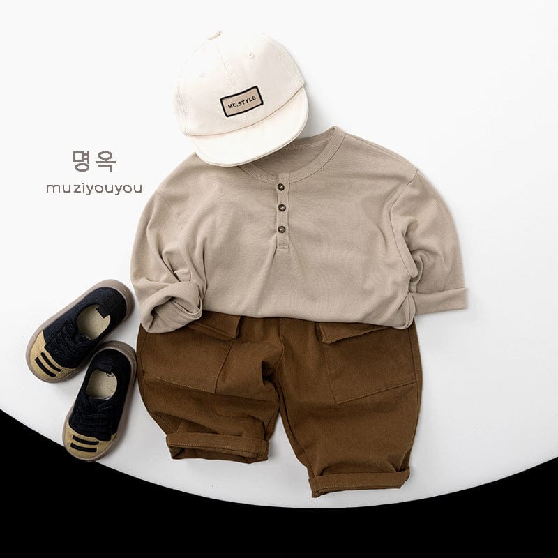 ベージュ系の長袖ヘンリーネックTシャツ、ボタン付き