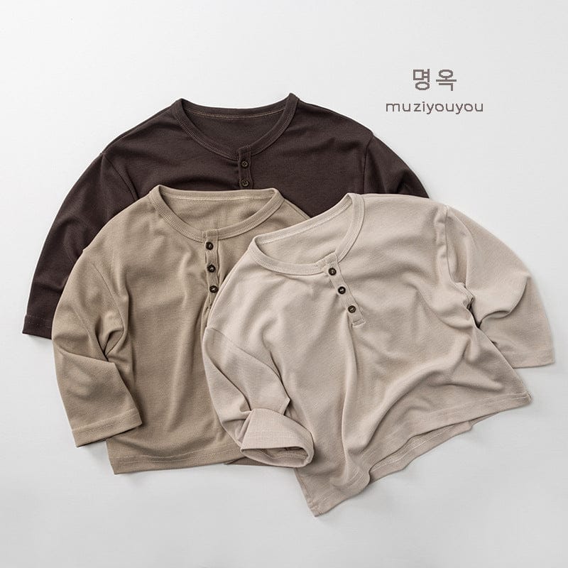 ヘンリーネックのダークブラウン長袖Tシャツ、ボタン付き