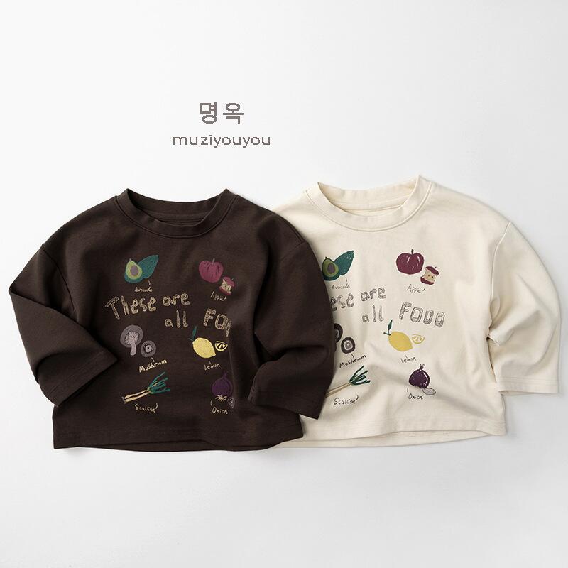 ダークブラウン&生成りの長袖Tシャツ2枚、前面にフード風プリント