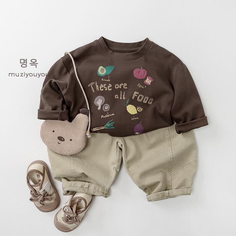 ダークブラウンの長袖Tシャツ、前面にカラフルなフード風プリント