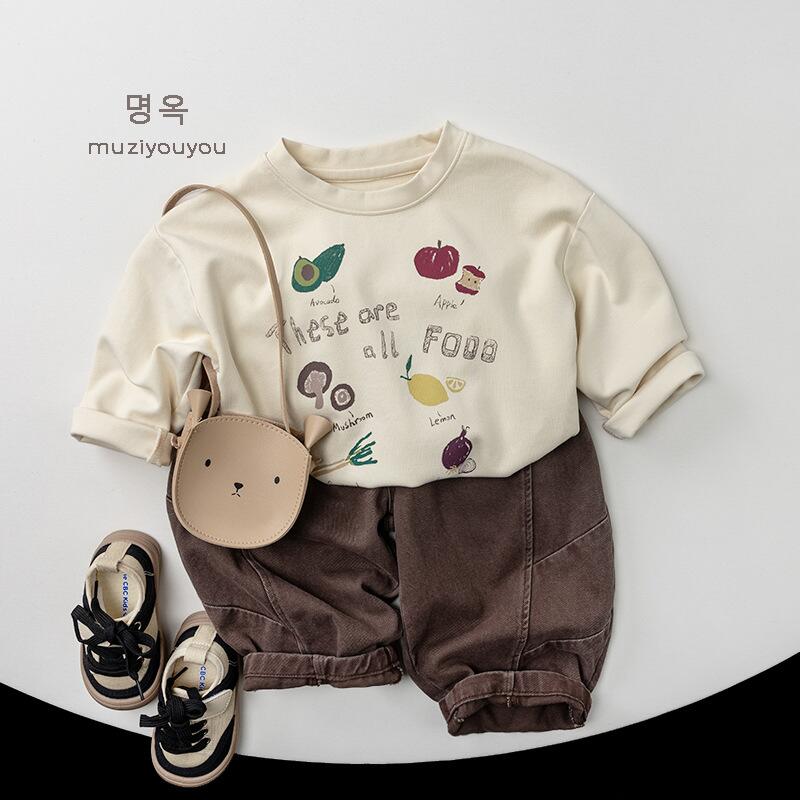 生成り色の長袖Tシャツ、前面にカラフルなフード風プリント