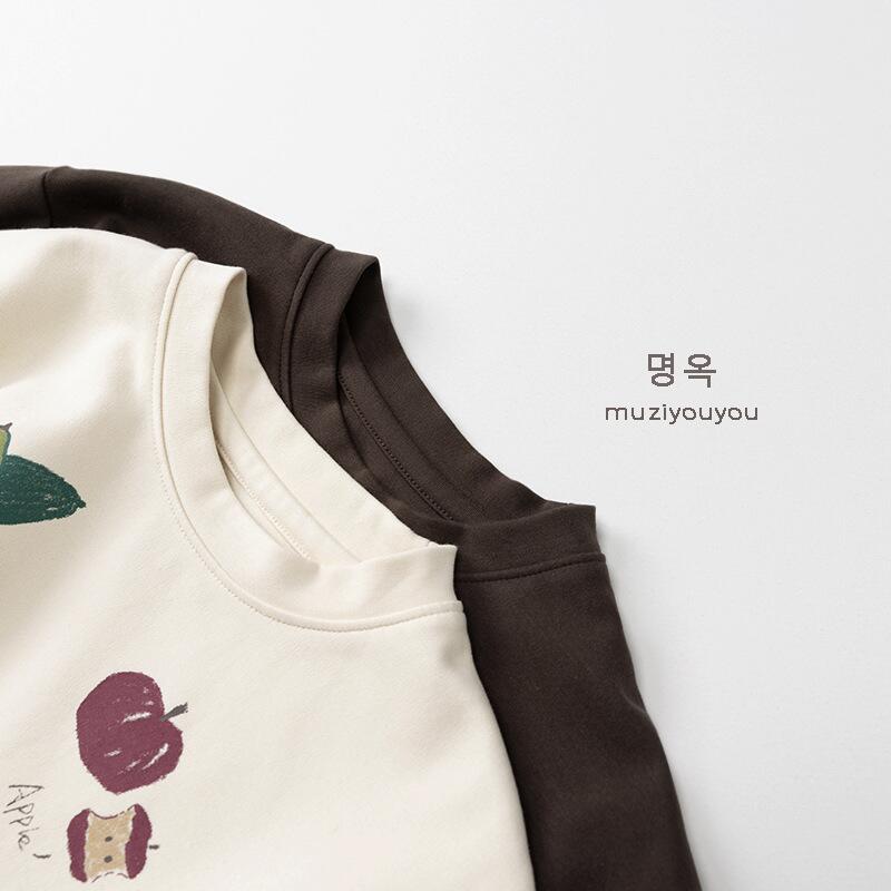 長袖Tシャツ 白いボディに小さなプリント、ダークブラウンの長袖