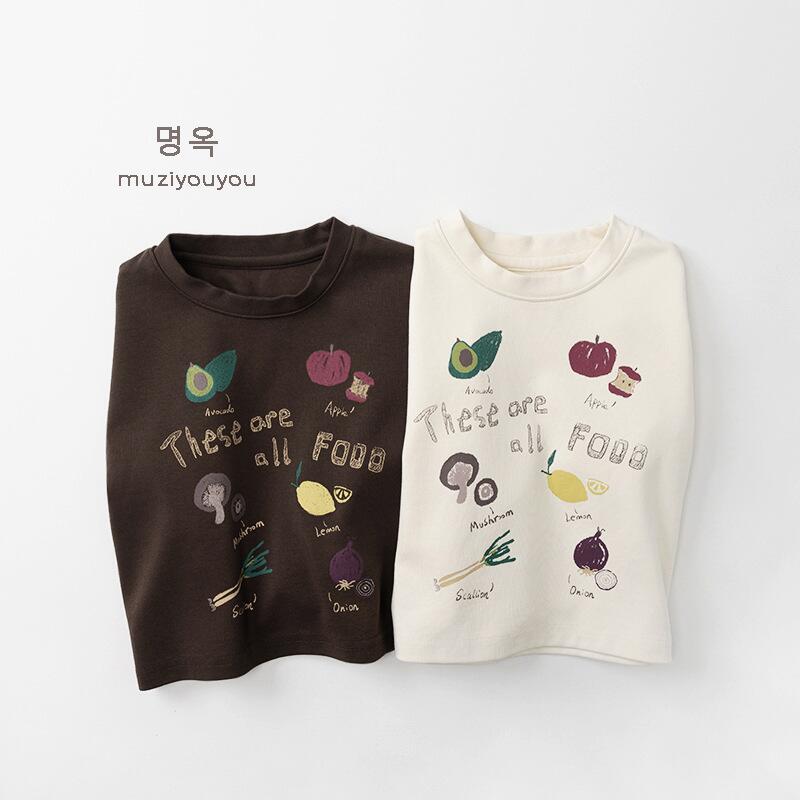 ダークブラウンと生成りの長袖Tシャツ2枚、前面にフード風プリント