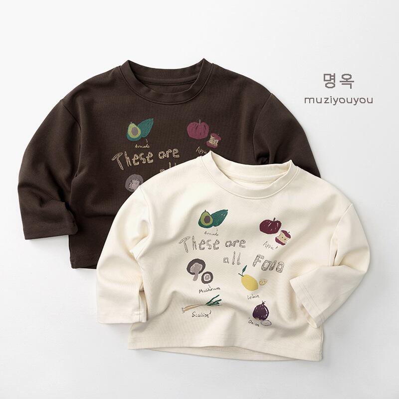 ダークブラウンの長袖Tシャツ、前面にカラフルなフード風プリント