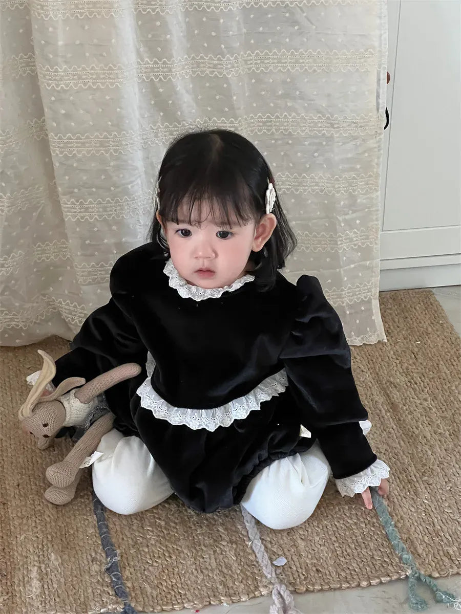 ベビーロンパース 黒の長袖フリース風、白レースフリル襟と袖口