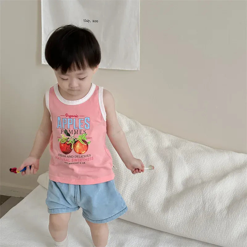 ピンクのタンクトップとライトブルーのデニムショートパンツを着たベビー