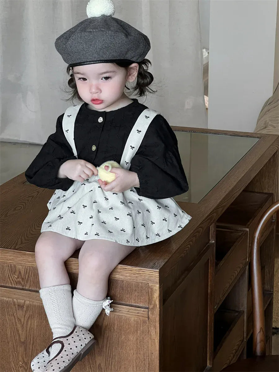 ベビー用黒長袖ブラウスと白プリントのサスペンダースカート風ブルマ(帽子付き)