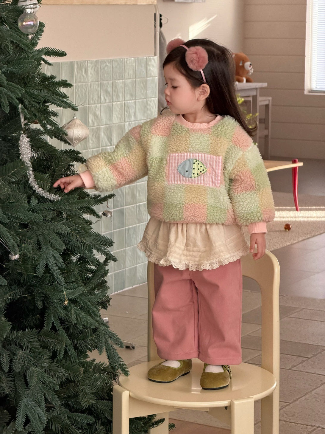 カラフルチェックのボアスウェットとピンクの裏フリースパンツ(子ども用)