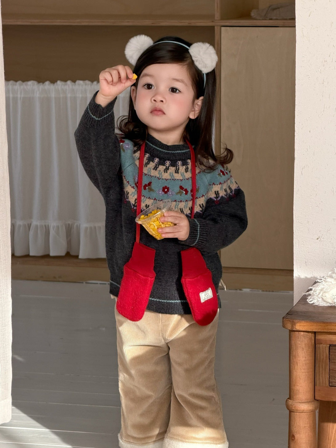 正面の濃色フェアアイル柄ニットセーターとベージュ裏フリースパンツ